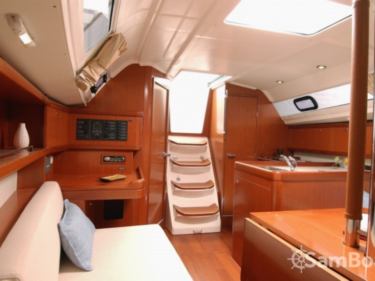 Charter a Bénéteau Oceanis 31 Dl in Arzon on Samboat