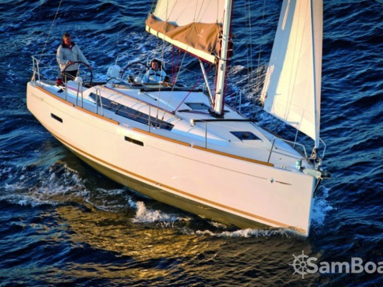 Charter a Jeanneau Sun Odyssey 389 DL in Arzon on Samboat