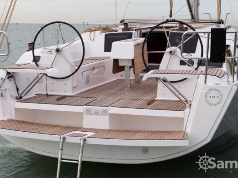Sailboat hire in Horta - Dufour Dufour 382 Grand Large