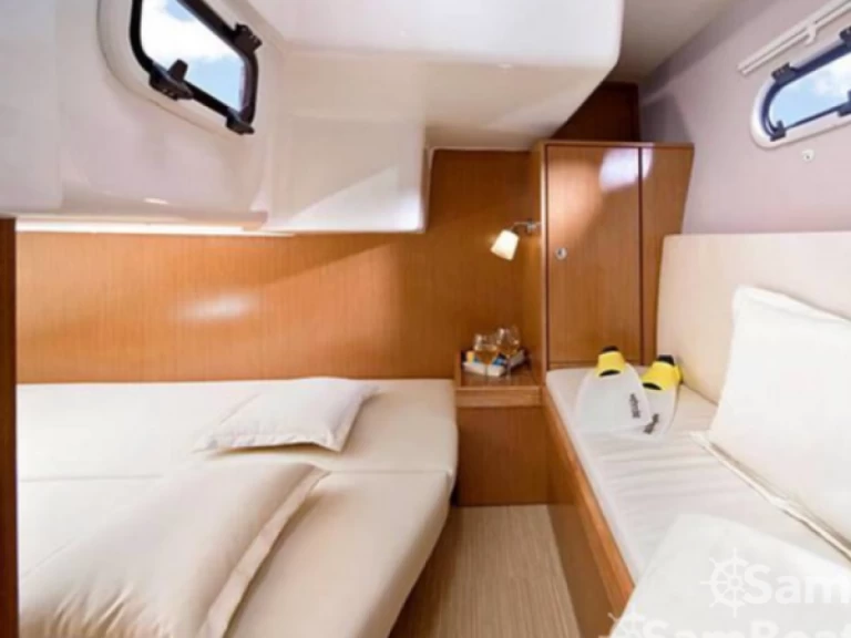 Hire Motorboat Bavaria with a boat licence