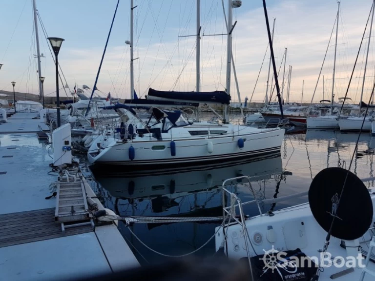 Hire Sailboat Jeanneau with a boat licence