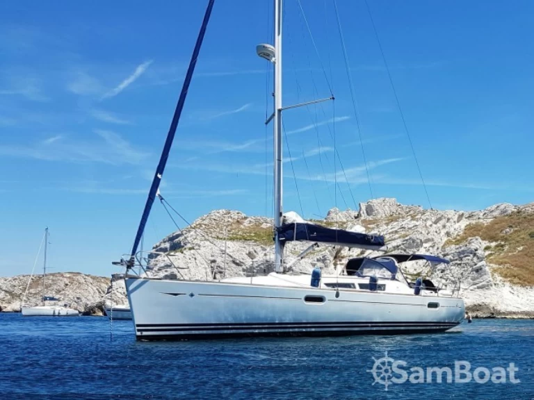 Hire Sailboat Jeanneau with a boat licence