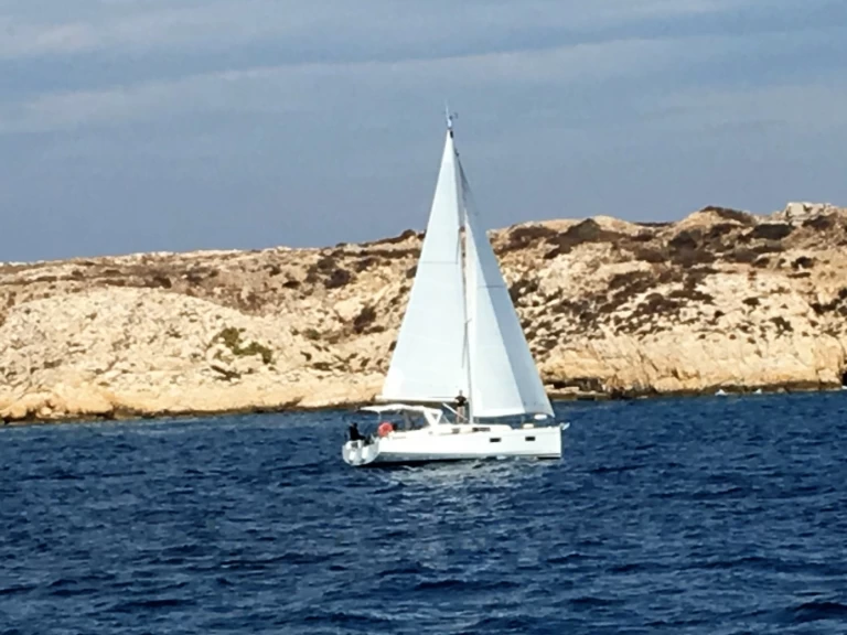 Hire a Bénéteau Oceanis 38.1 Sète