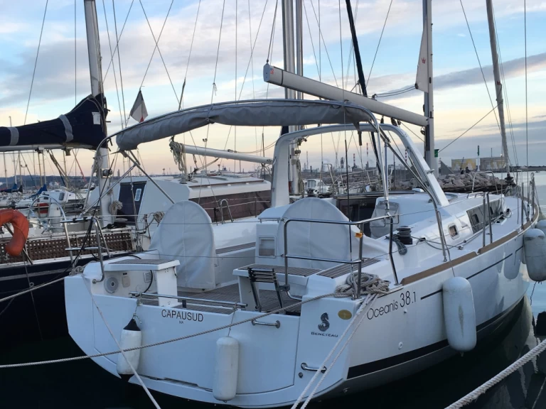Sailboat hire in Sète - Bénéteau Oceanis 38.1