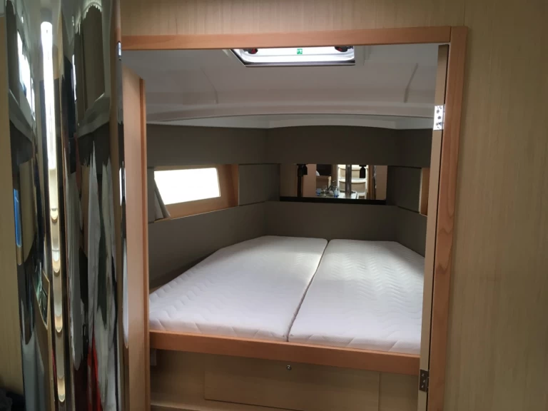 Hire a Bénéteau Oceanis 38.1 Sète