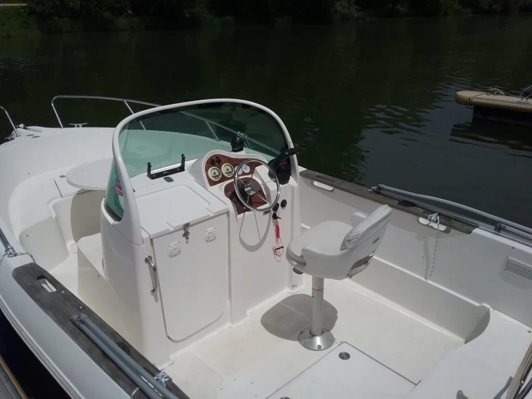 Hire a Quicksilver Quicksilver 630 Open Mâcon