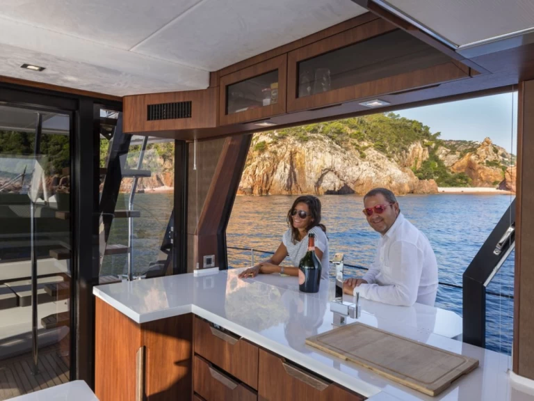 Hire Motorboat Galeon with a boat licence