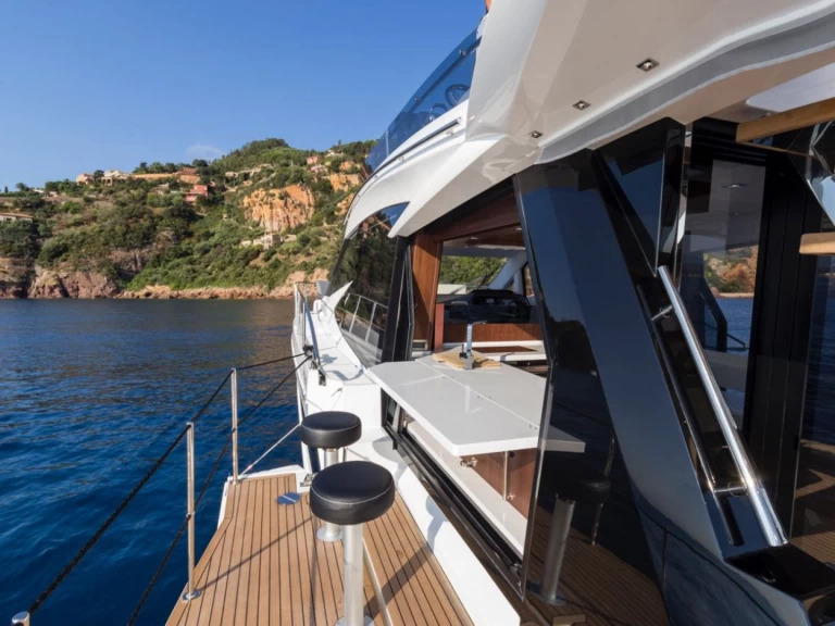 Charter a Galeon Galeon 500 Fly in Cannes on Samboat