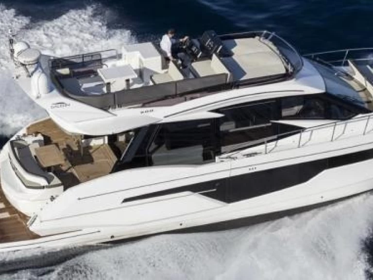 Hire Motorboat Galeon with a boat licence