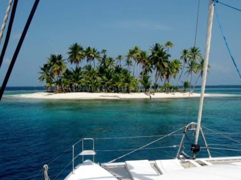 Hire Catamaran Lagoon with a boat licence