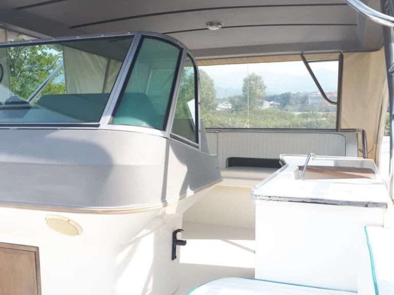 Charter a Cruisers Inc 4280 Express Bridge in Ameglia on Samboat