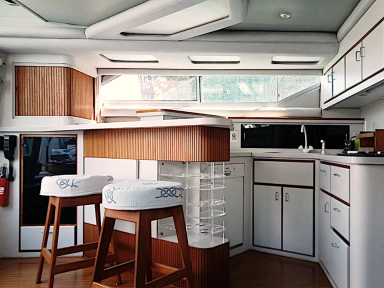 Hire a Cruisers Inc 4280 Express Bridge Ameglia