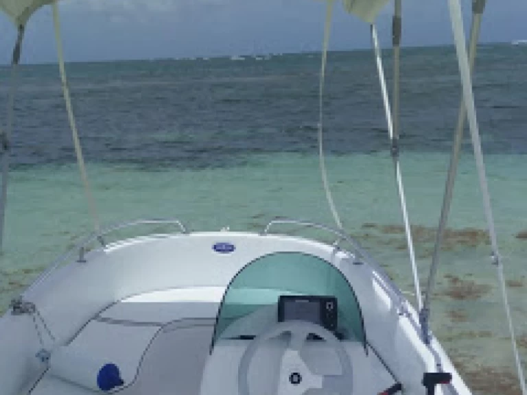 Hire Motorboat Rigiflex with a boat licence