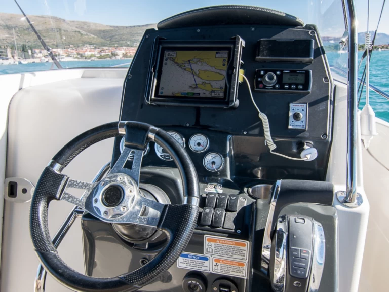 Yacht charter Trogir - Quicksilver Activ 805 on SamBoat
