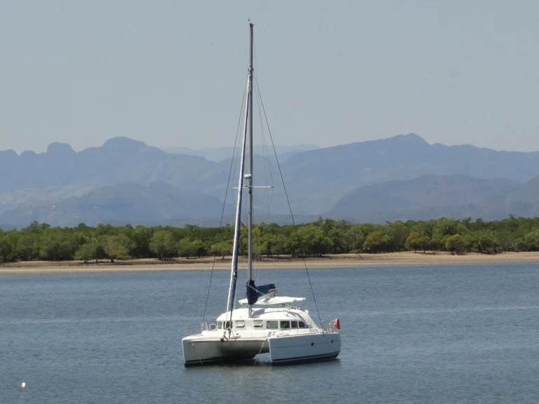 Catamaran hire in Hell-Ville - Lagoon Lagoon 380