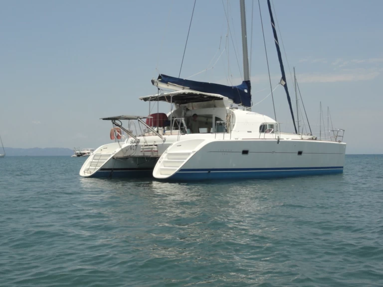 Catamaran to hire Hell-Ville at the best price