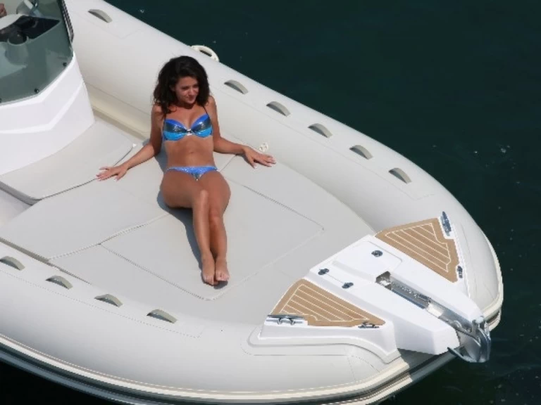 Hire a Capelli Tempest 700 Bandol