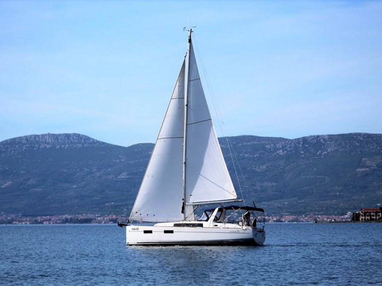 Yacht charter Split - Bénéteau Oceanis 35 on SamBoat