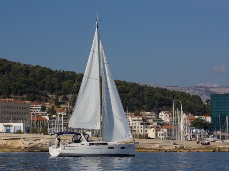 Yacht hire Split cheap Oceanis 35