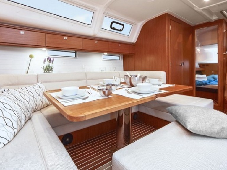 Hire Sailboat Bavaria with a boat licence