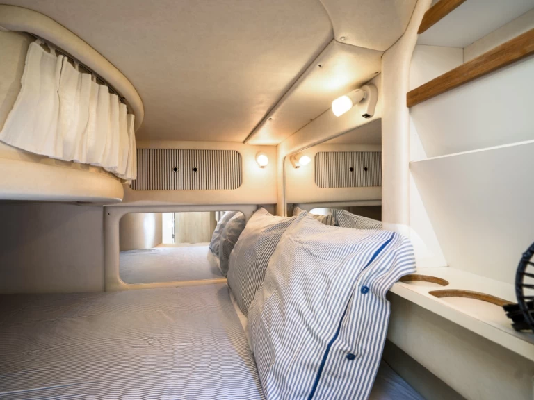 Hire Motorboat Sea Ray with a boat licence