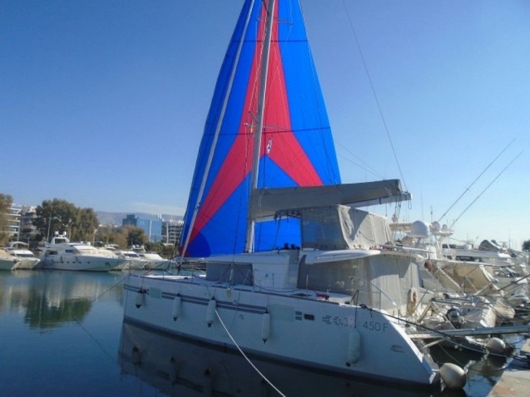 Charter a Lagoon Lagoon 450 F in Alimos on Samboat