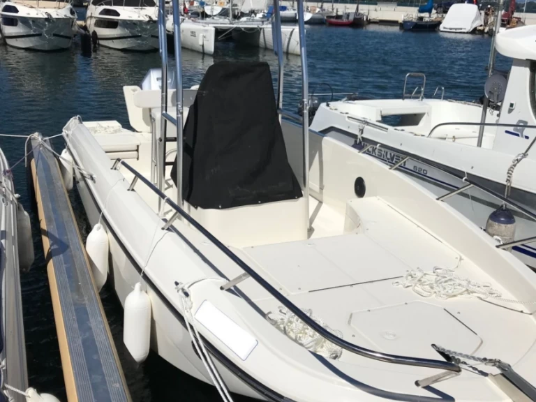 Bayliner CC7 charter bareboat or skippered in  Vevey