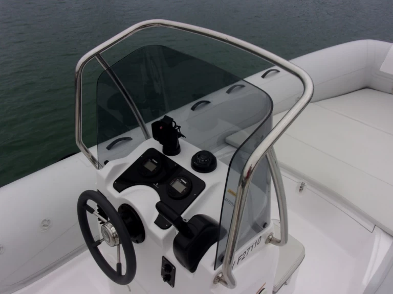 RIB hire in La Trinité-sur-Mer - Capelli Tempest 625 Easy