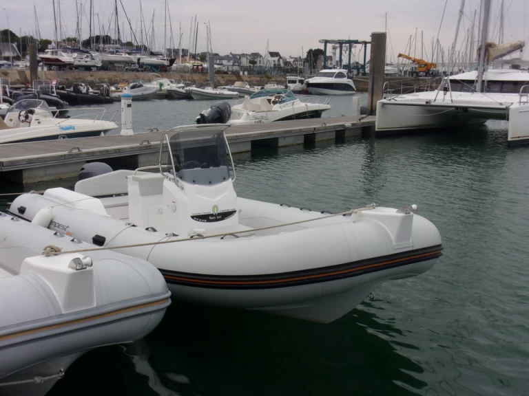 Hire RIB Capelli with a boat licence