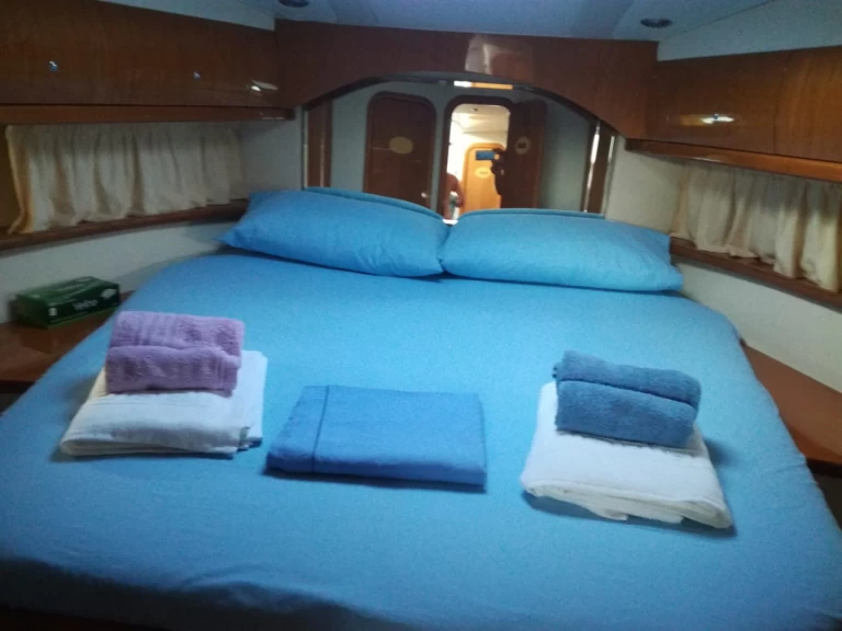 Hire Motorboat Innovazione e Progetti with a boat licence