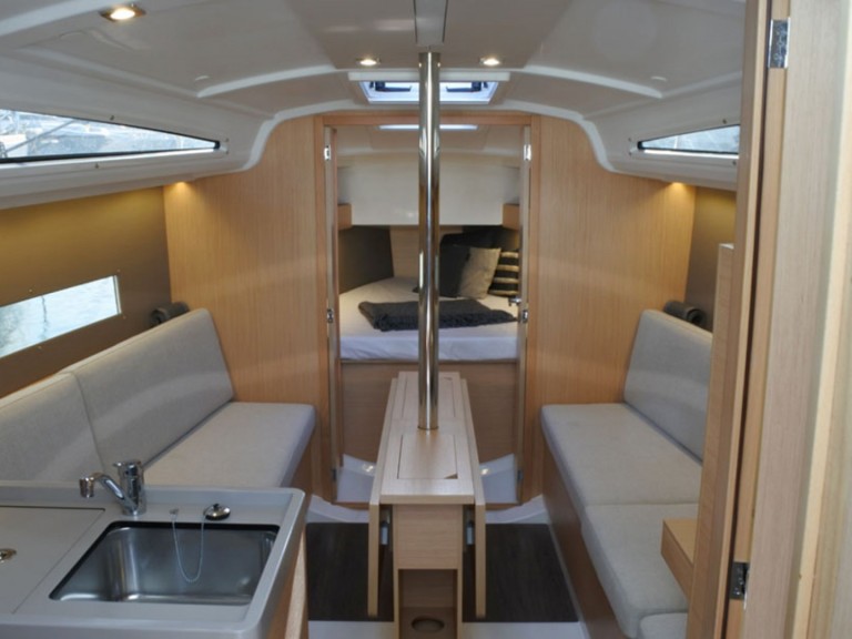 Charter a Bénéteau Oceanis 30.1 in Palma de Mallorca on Samboat