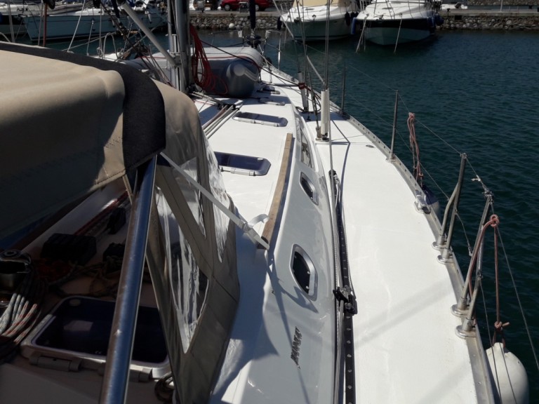 Charter a Jeanneau Sun Odyssey 52.2 in Alimos on Samboat