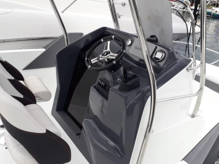 Hire a Bénéteau Flyer 6.6 SPACEdeck Les Trois-Îlets