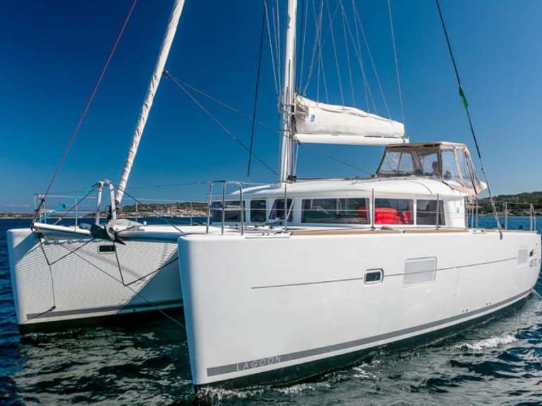 Charter a Lagoon Lagoon 400 in Ayamonte on Samboat