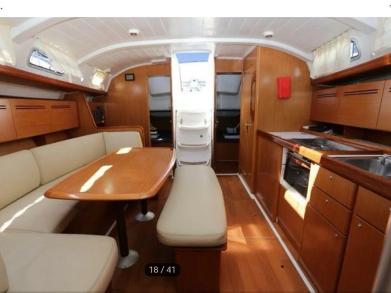 Sailboat hire in Six-Fours-les-Plages - Bénéteau Cyclades 434