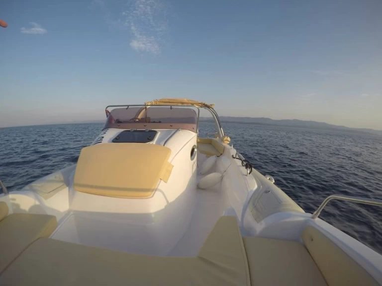 Hire a Aquamax B27 Offshore Bol