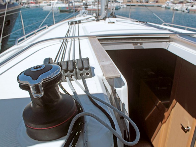 Charter a Bénéteau Oceanis 38.1 in Barcelona on Samboat