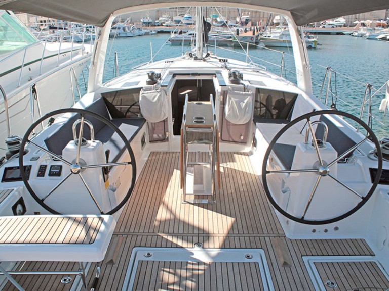 Charter a Bénéteau Oceanis 41.1 in Palma de Mallorca on Samboat