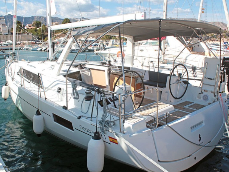 Charter a Bénéteau Oceanis 41.1 in Palma de Mallorca on Samboat