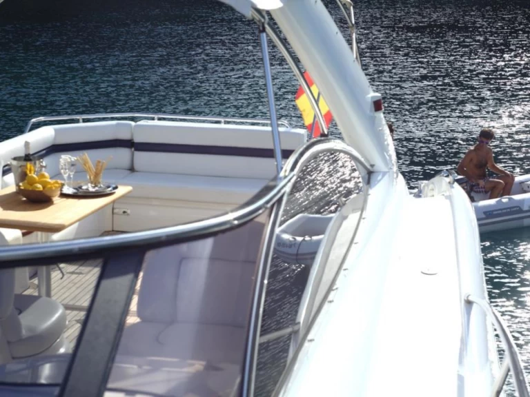 Hire Luxury Yacht Sunseeker with a boat licence