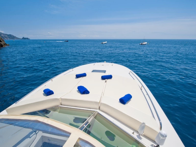 Yacht hire Positano cheap Itama 38