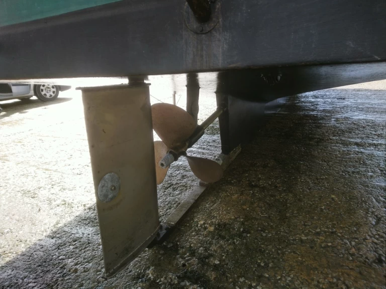 Hire Motorboat Jeanneau with a boat licence