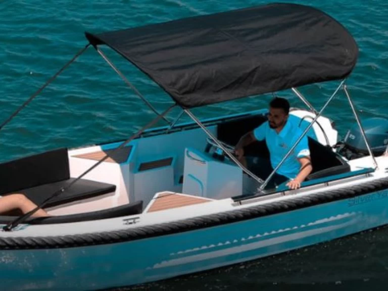 Hire Motorboat Silverton Yachts with a boat licence