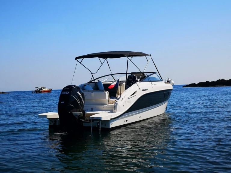 Charter a Quicksylver Activ 805 Cruiser in Hyères on Samboat