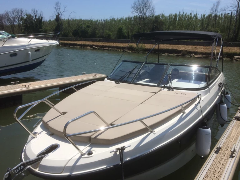 Hire Motorboat Quicksylver with a boat licence