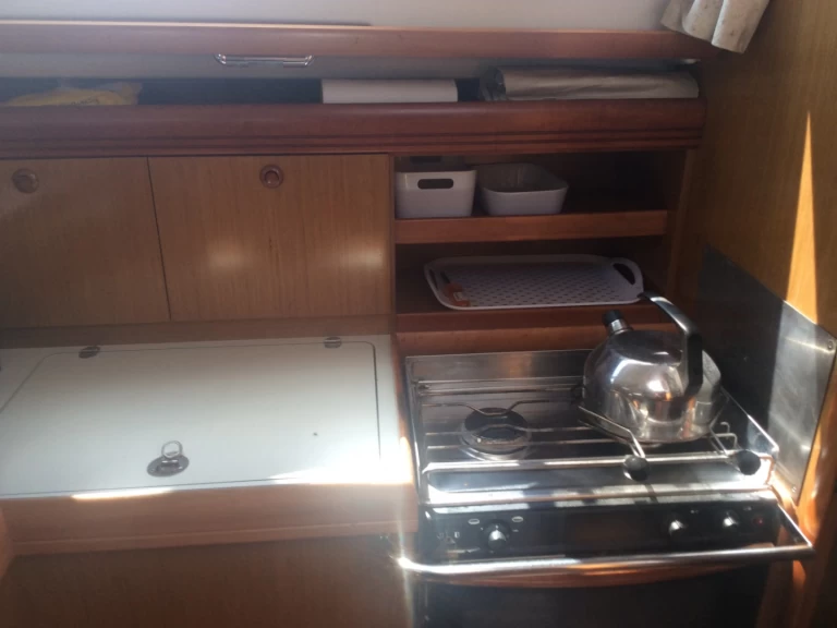 Charter a Jeanneau Sun Odyssey 36i Performance in La Trinité-sur-Mer on Samboat