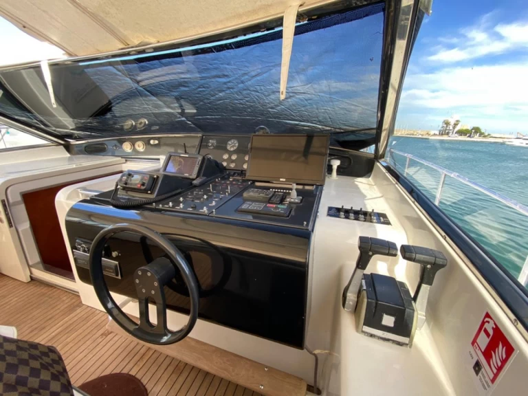 Hire a Arno Leopard Leopard 72 Sport Allyene