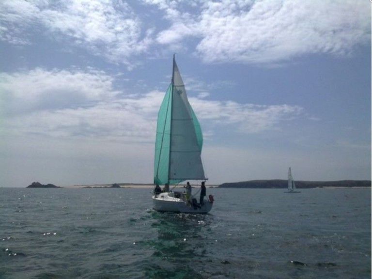 Hire Sailboat Jeanneau with a boat licence