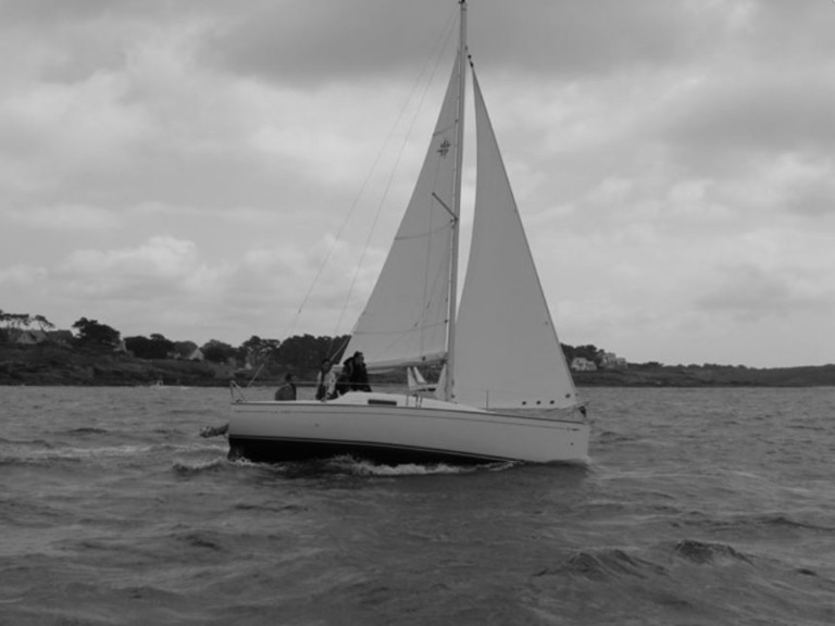 Sailboat to hire La Trinité-sur-Mer at the best price