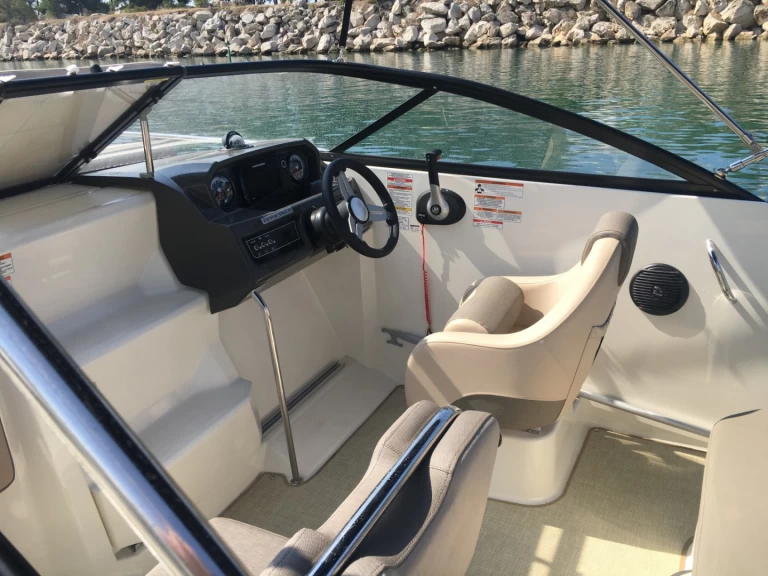Hire a Bayliner VR5 Cuddy Marseille